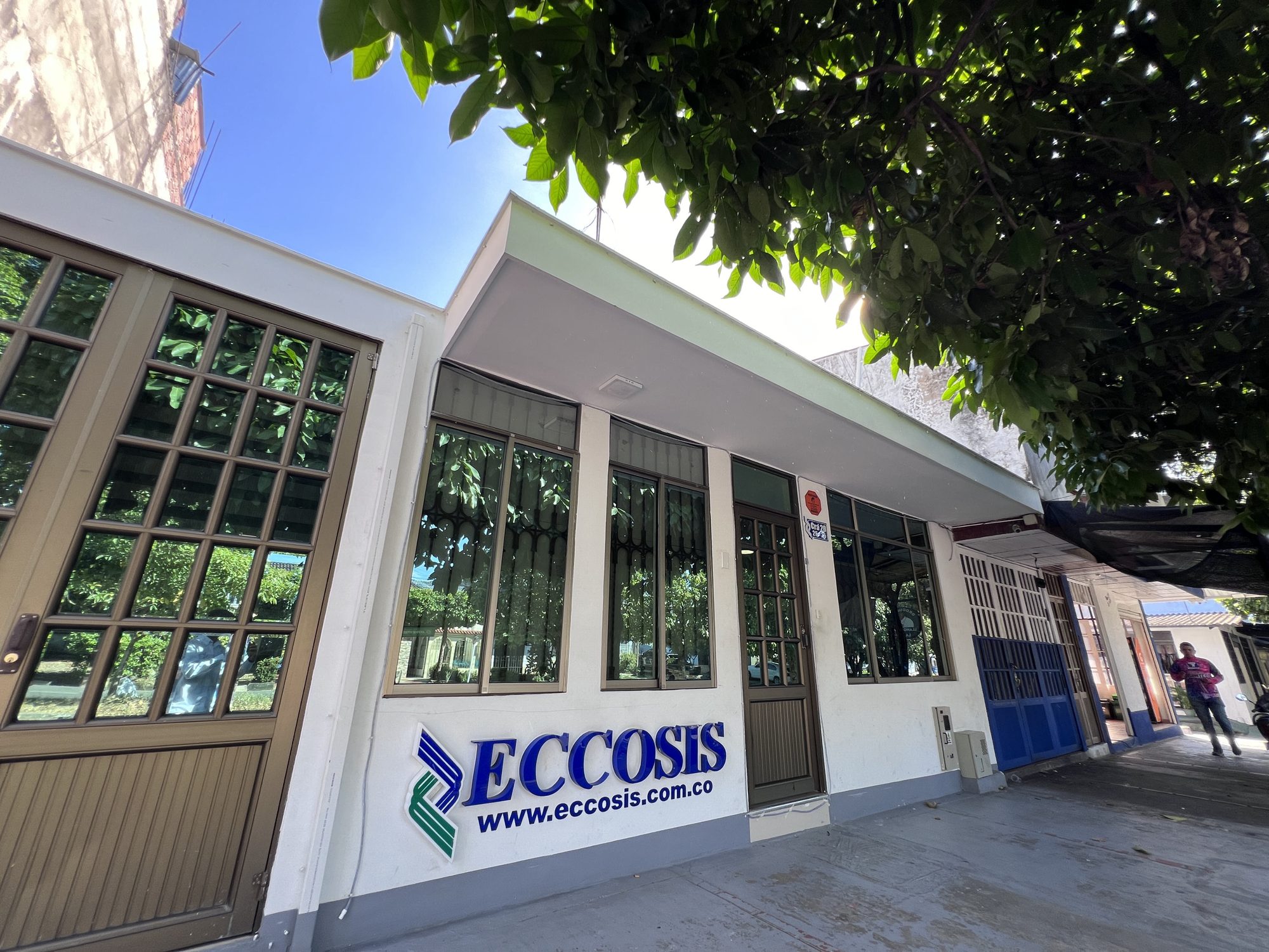 Fachada de las instalaciones de Eccosis Ingeniería S.A.S., con la marca sobre el acceso principal.